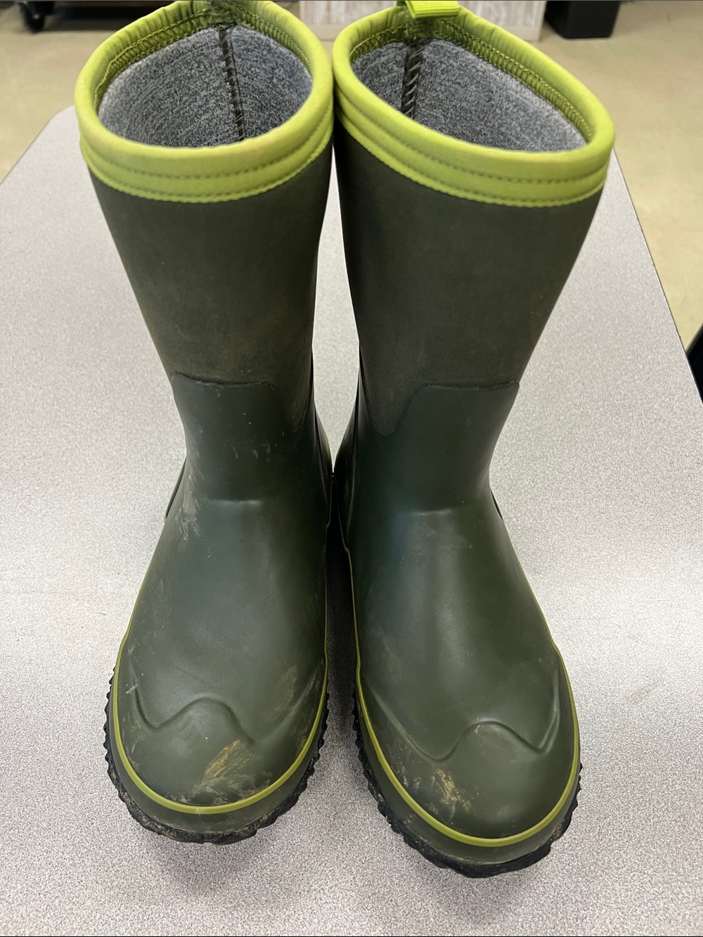 Kids Green Rain Boots with Lime Trim…Excellent shape just needs to be cleaned!